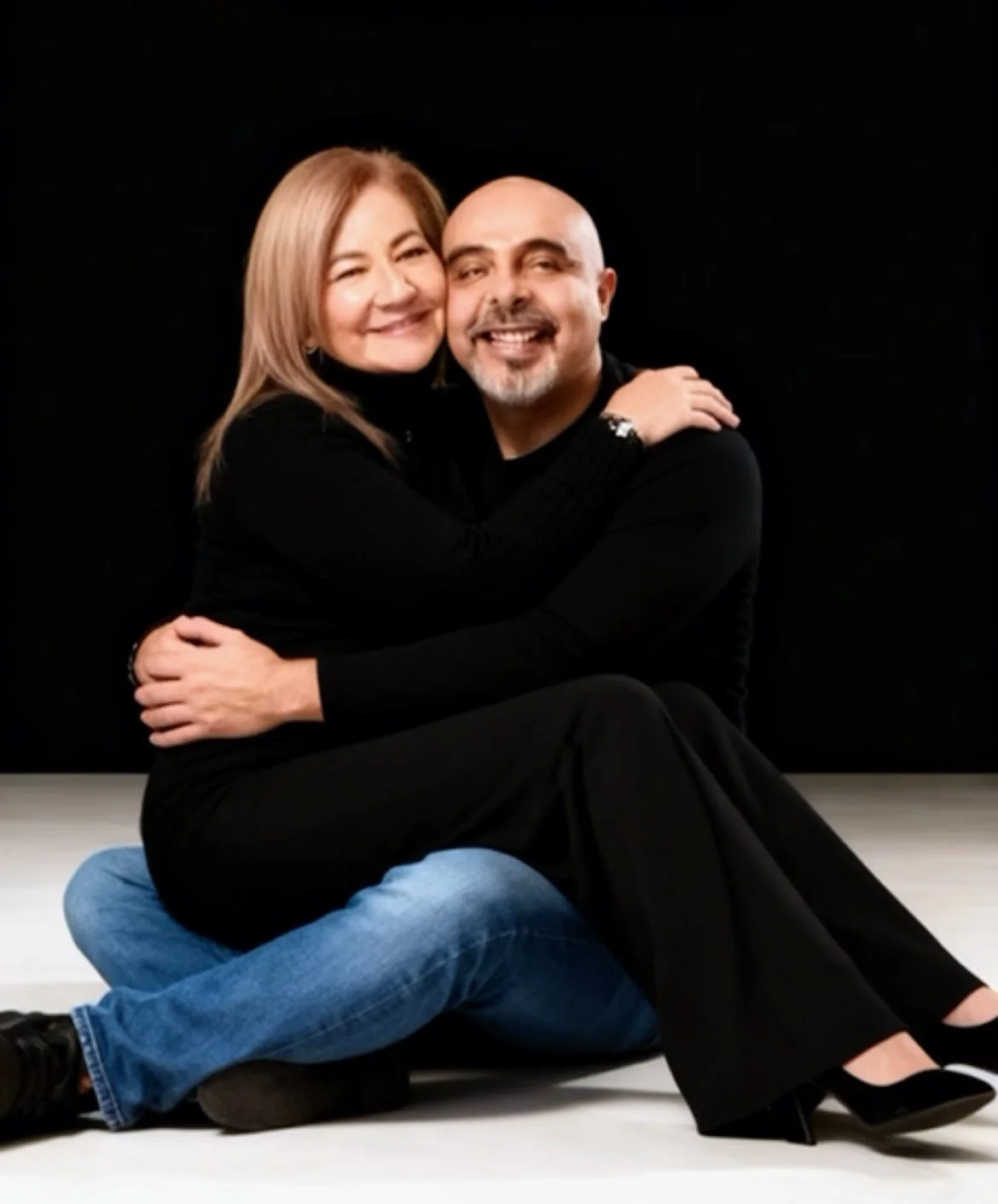 Frank y Nel sentados y abrazados, vestidos de negro