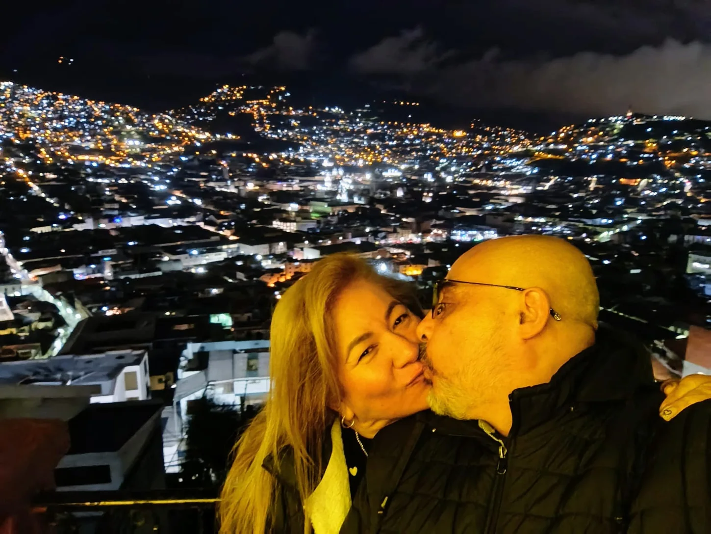 Frank y Nel en una noche de ciudad, en un momento de complicidad